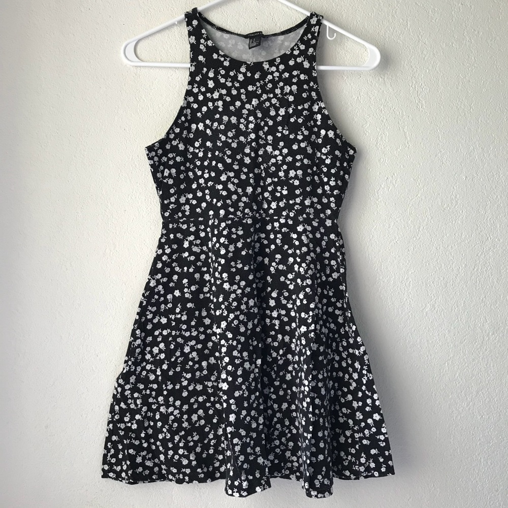 Forever 21 sleeveless black and white floral dress